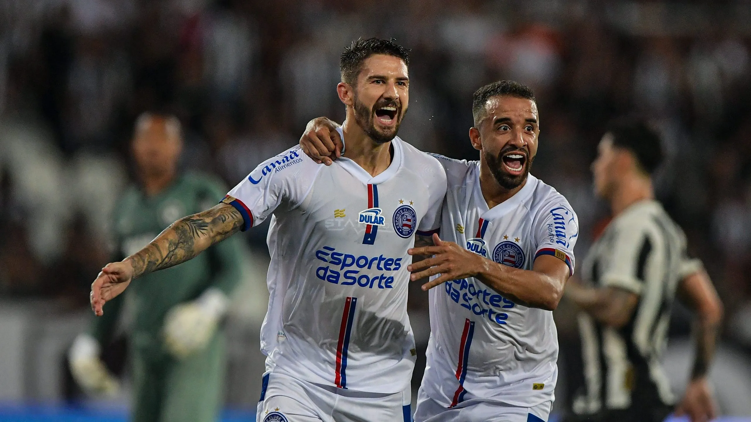 Everaldo, ex-jogador do Bahia comemora seu gol com Caio Alexandre jogador da sua equipe durante partida contra o Botafogo no estadio Engenhao pelo campeonato Brasileiro A 2024. Foto: Thiago Ribeiro/AGIF