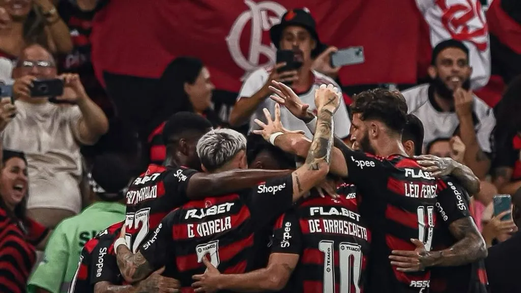 Torcida do Flamengo comemora com jogadores