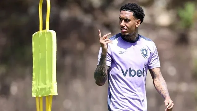 Rwan Cruz, novo reforço do Botafogo durante treino com elenco no CT. Foto: Vitor Silva/Botafogo