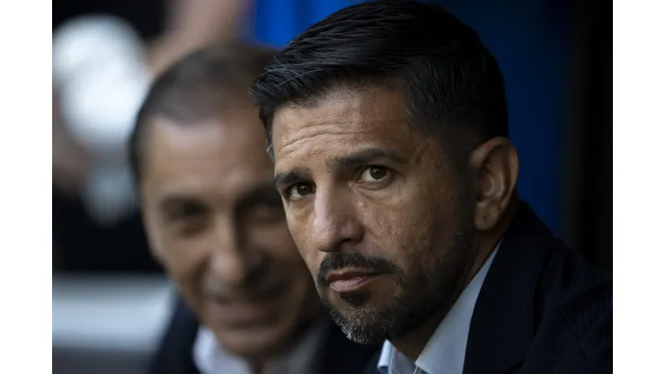 Ramón Diaz técnico do Vasco e seu auxiliar Emiliano Ramón Díaz antes da partida contra o Nova Iguaçu no estádio Maracanã pelo campeonato Paulista 2024. Foto: Jorge Rodrigues/AGIF