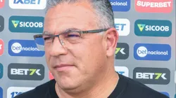 Luizinho Vieira durante partida quando dirigia o Brusque, em 2024.