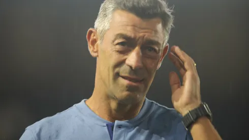 Pedro Caixinha técnico do Santos antes da partida contra o Mirassol no estádio Vila Belmiro pelo campeonato Paulista 2025. Foto: Reinaldo Campos/AGIF