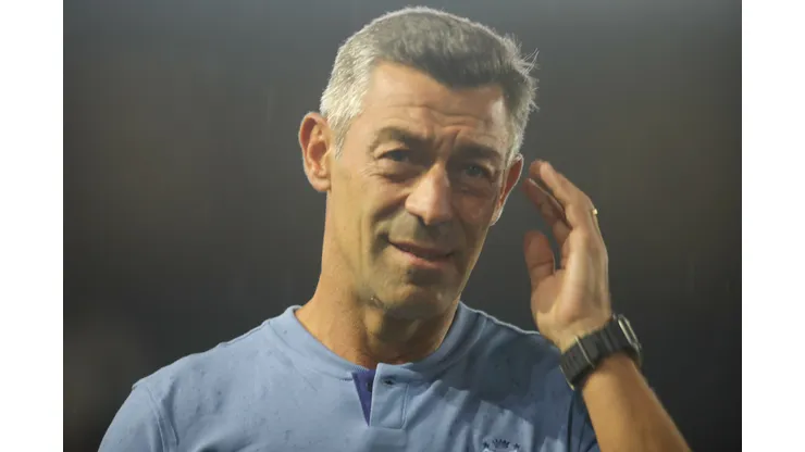 Pedro Caixinha técnico do Santos antes da partida contra o Mirassol no estádio Vila Belmiro pelo campeonato Paulista 2025. Foto: Reinaldo Campos/AGIF