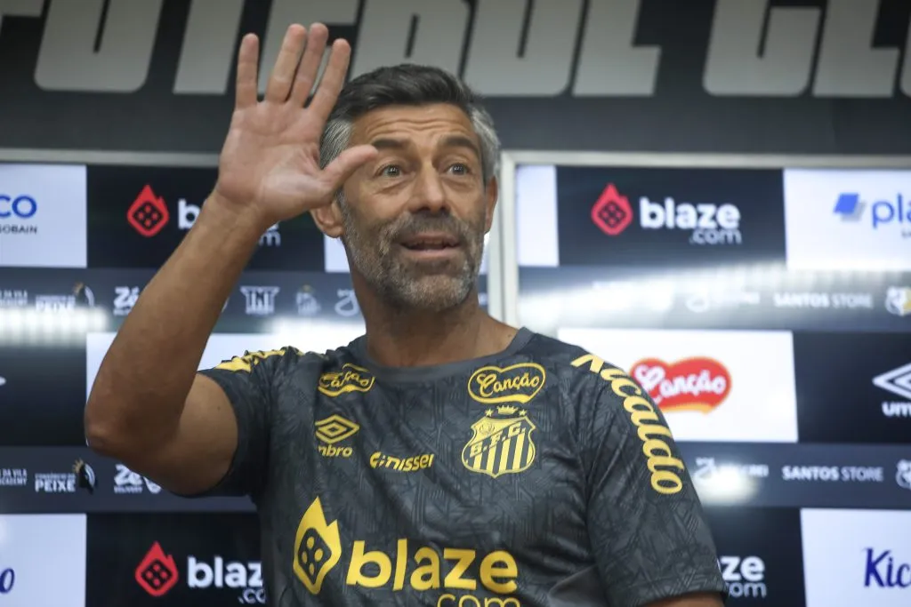 SP – SANTOS – 07/01/2025 – SANTOS, COLETIVA PEDRO CAIXINHA – Pedro Caixinha tecnico do Santos durante coletiva de imprensa realizado no estadio Vila Belmiro, nesta terca feira (07). Foto: Reinaldo Campos/AGIF
