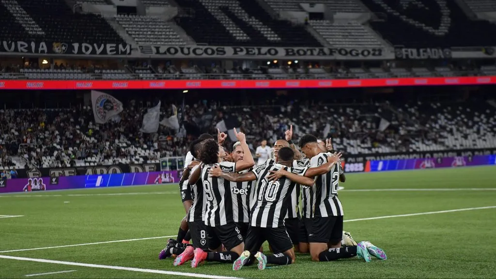 Matheus Nascimento jogador do Botafogo comemora seu gol com jogadores do seu time durante partida contra o Volta Redonda no estádio Engenhão pelo campeonato Carioca 2025. Foto: Thiago Ribeiro/AGIF