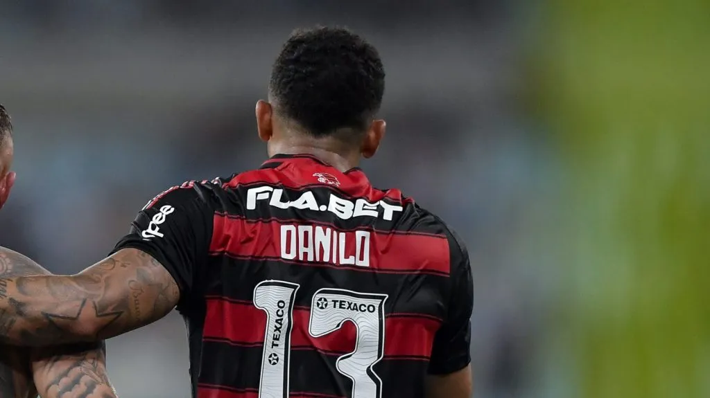RJ – RIO DE JANEIRO – 15/02/2025 – CARIOCA 2025, FLAMENGO X VASCO – Everton Cebolinha jogador do Flamengo comemora seu gol com Danilo jogador da sua equipe durante partida contra o Vasco no estadio Maracana pelo campeonato Carioca 2025. Foto: Thiago Ribeiro/AGIF