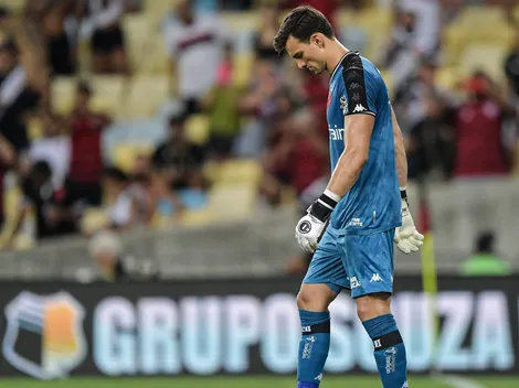 Torcedores do Vasco contestam jogadores em pênalti marcado para o Flamengo