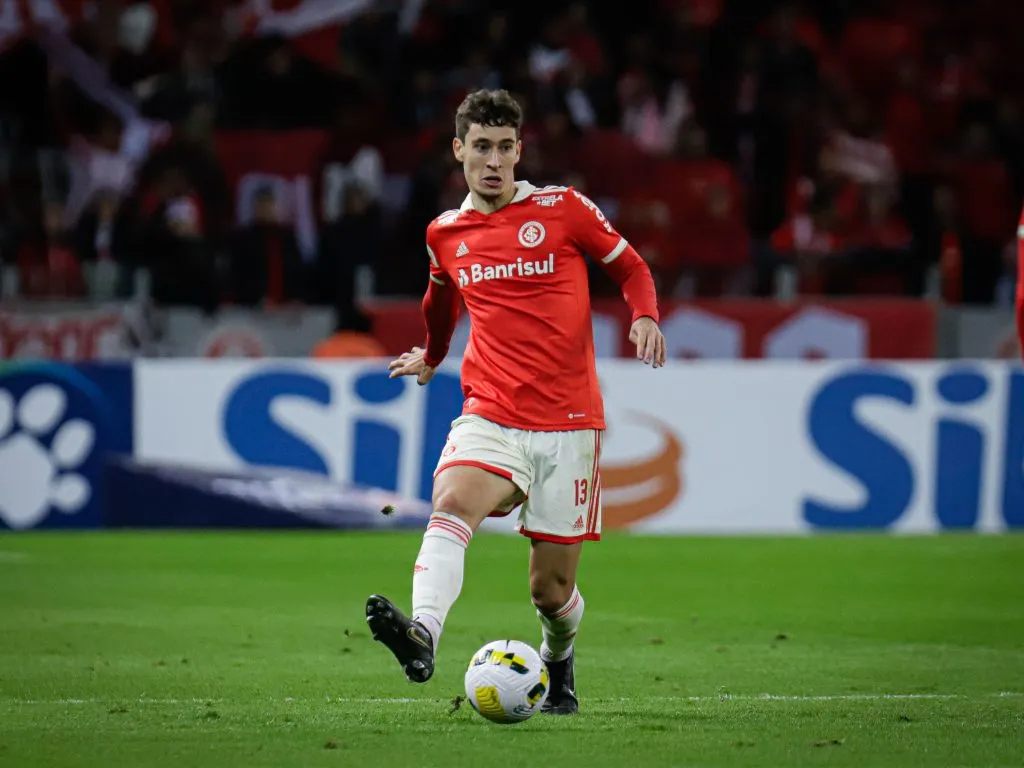 Volante em partida pelo Internacional. Foto: Maxi Franzoi/AGIF