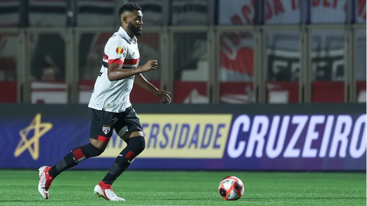 Sabino em jogo contra a Portuguesa.