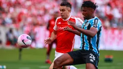 Borré disputa lance com Jemerson durante Internacional x Grêmio. Foto: Luiz Erbes/AGIF