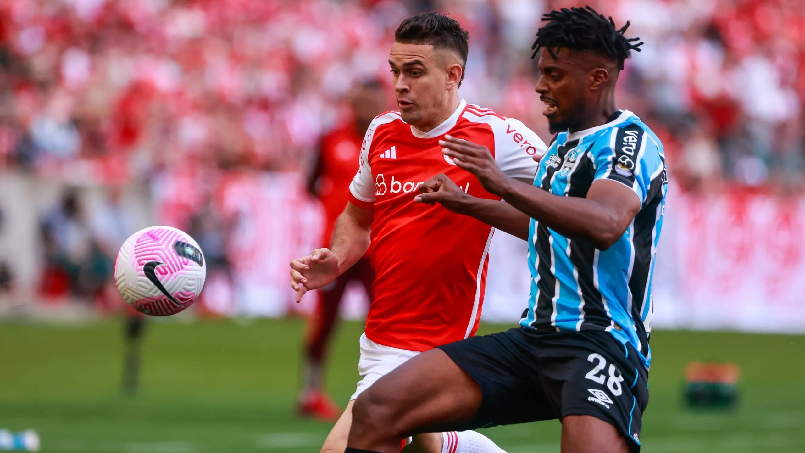 RS – PORTO ALEGRE – 19/10/2024 – BRASILEIRO A 2024, INTERNACIONAL X GREMIO – Borre jogador do Internacional disputa lance com Jemerson jogador do Gremio durante partida no estadio Beira-Rio pelo campeonato Brasileiro A 2024. Foto: Luiz Erbes/AGIF