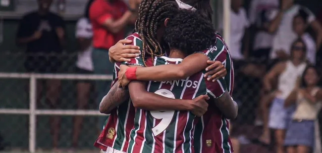 Jogadoras do Fluminense comemoram a vitória sobre o Pérolas Negras e miram no clássico contra o Vasco. Foto: Leonardo Brasil/FFC
