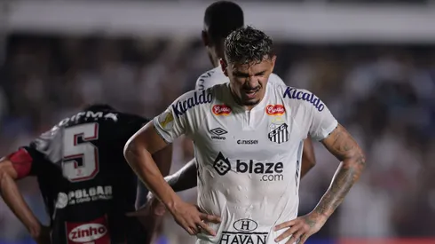 Tiquinho Soares jogador do Santos lamenta durante partida contra o Botafogo-SP no estádio Vila Belmiro pelo campeonato Paulista 2025. Foto: Ettore Chiereguini/AGIF