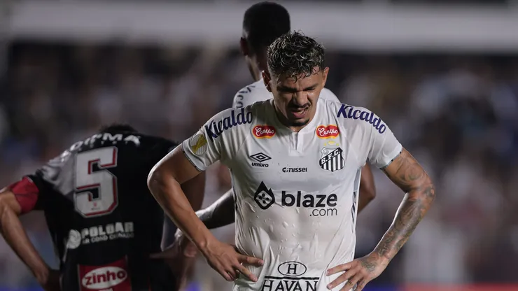Tiquinho Soares jogador do Santos lamenta durante partida contra o Botafogo-SP no estádio Vila Belmiro pelo campeonato Paulista 2025. Foto: Ettore Chiereguini/AGIF