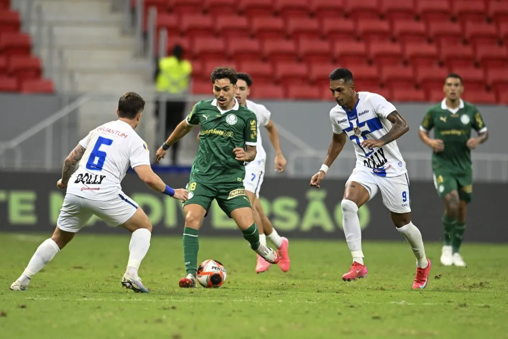 DF – BRASILIA – 09/02/2025 – PAULISTA 2025, AGUA SANTA X PALMEIRAS –  Mauricio jogador do Palmeiras durante partida contra o Agua Santa no estadio Mane Garrincha pelo campeonato Paulista 2025. Foto: Mateus Bonomi/AGIF