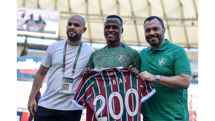 Arias foi homenageado por marca atingida neste domingo. (Foto: Thiago Ribeiro/AGIF)
