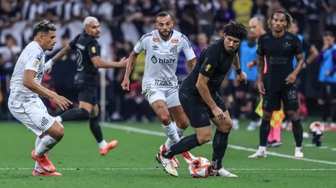 Corinthians venceu o Santos em Itaquera, e gramado foi alvo de críticas.