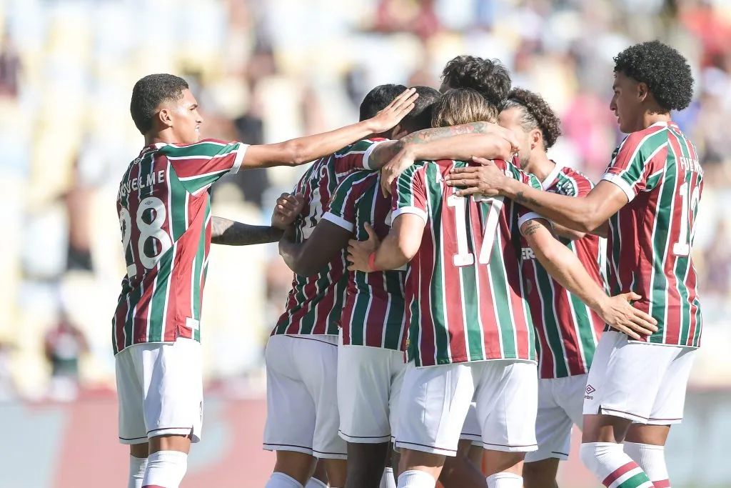 Agustín Canobbio comemora primeiro gol pelo Fluminense com jogadores da equipe durante partida contra o Nova Iguacu no Maracana. Foto: Thiago Ribeiro/AGIF