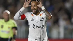 SANTOS, BRAZIL - FEBRUARY 16: Neymar of Santos celebrates after scoring the team´s first goal during a match between Santos and Agua Santa as part of Campeonato Paulista 2025 at Urbano Caldeira Stadium (Vila Belmiro) on February 16, 2025 in Santos, Brazil. (Photo by Miguel Schincariol/Getty Images)
