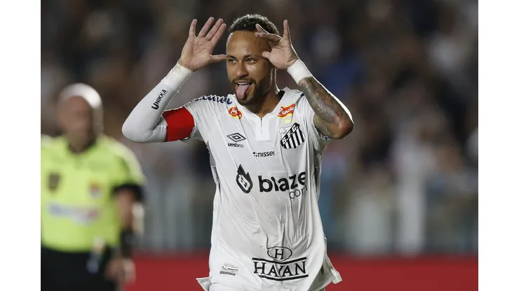 SANTOS, BRAZIL - FEBRUARY 16: Neymar of Santos celebrates after scoring the team´s first goal during a match between Santos and Agua Santa as part of Campeonato Paulista 2025 at Urbano Caldeira Stadium (Vila Belmiro) on February 16, 2025 in Santos, Brazil. (Photo by Miguel Schincariol/Getty Images)