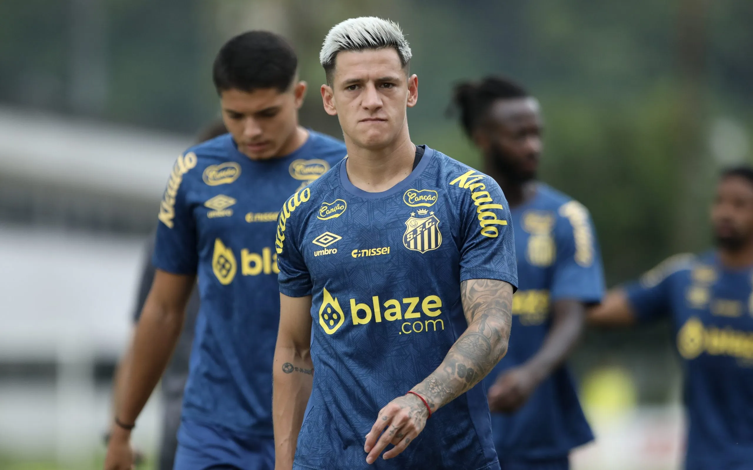 Leo Godoy, jogador do Santos ainda segue na mira dos torcedores sendo apontado como um dos culpados pela fase ruim do elenco após perder chances claras de gol nas partidas anteriores. Foto: Reinaldo Campos/AGIF