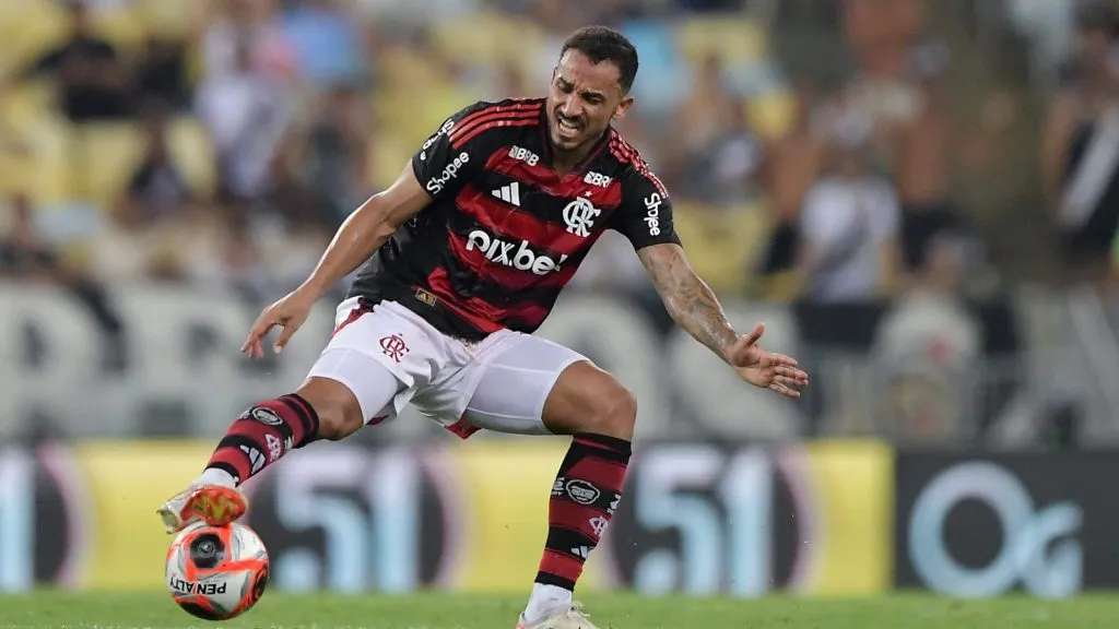Danilo durante partida. Foto: Thiago Ribeiro/AGIF