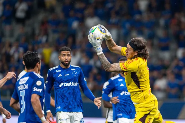 Cassio, goleiro do Cruzeiro revoltou os cruzeirenses no Mineirão e nas redes sociais que estão decididos e voltam exigir a cabeça por novas falhas. Foto: Alessandra Torres/AGIF