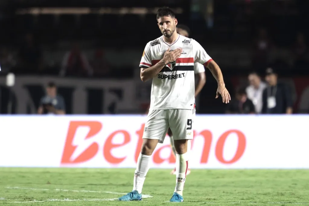 Calleri, do Sao Paulo, comemora seu gol durante partida contra o Mirassol no Morumbi pelo Campeonato Paulista 2025. Foto: Marcello Zambrana / AGIF
