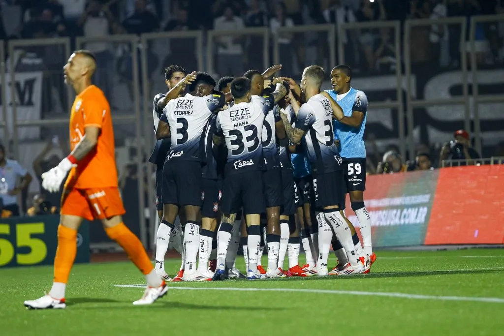Talles Magno, do Corinthians, comemora seu gol durante partida contra o Portuguesa no Pacaembu pelo Campeonato Paulista 2025. Foto: Marco Miatelo / AGIF