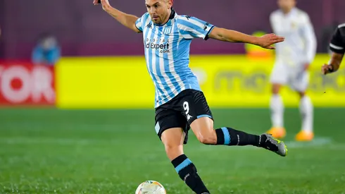 LANUS, ARGENTINA - MAY 28: Adrian Martinez of Racing Club drives the ball during the Copa CONMEBOL Sudamericana 2024 group H match between Racing Club and Sportivo Luqueño at Estadio Ciudad de Lanus (La Fortaleza) on May 28, 2024 in Lanus, Argentina. (Photo by Marcelo Endelli/Getty Images)