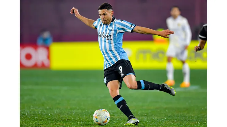LANUS, ARGENTINA - MAY 28: Adrian Martinez of Racing Club drives the ball during the Copa CONMEBOL Sudamericana 2024 group H match between Racing Club and Sportivo Luqueño at Estadio Ciudad de Lanus (La Fortaleza) on May 28, 2024 in Lanus, Argentina. (Photo by Marcelo Endelli/Getty Images)