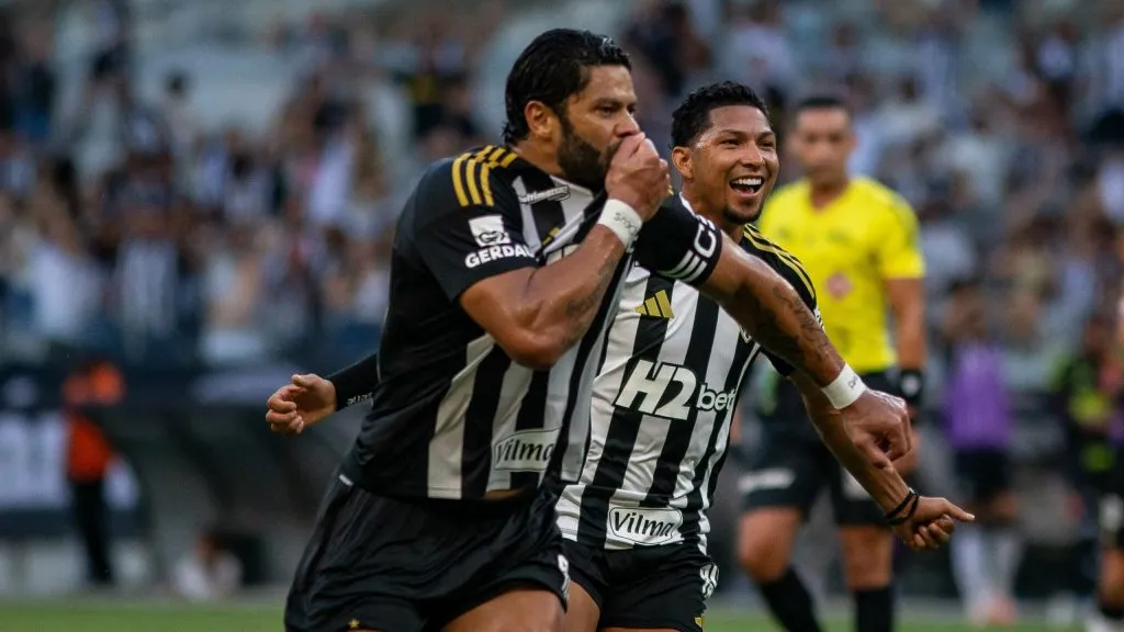 Hulk comemora gol de falta pelo Atlético-MG. Foto: Fernando Moreno/AGIF