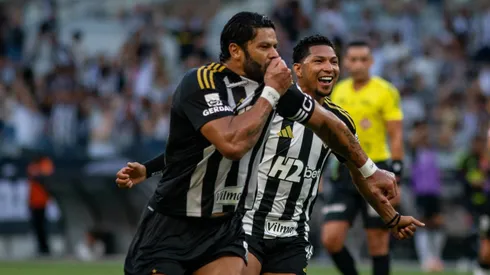 Hulk comemora gol de falta pelo Atlético-MG. Foto: Fernando Moreno/AGIF