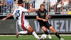 Jogadores de Genoa e Venezia dividem a bola em partida da Série A. Foto: LaPresse / Alamy Stock Photo