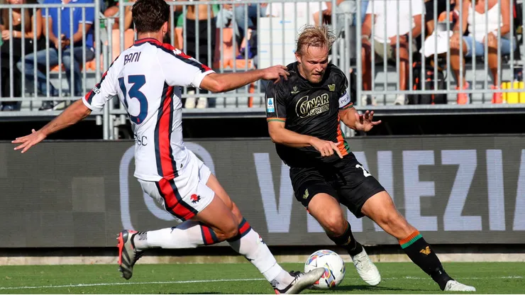 Jogadores de Genoa e Venezia dividem a bola em partida da Série A. Foto: LaPresse / Alamy Stock Photo