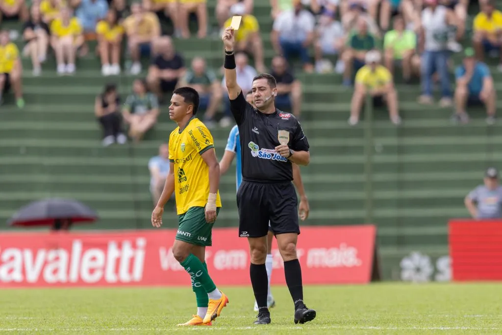 Lucas Ramos, do Ypiranga, recebe cartão amarelo do arbitro durante partida contra o Grêmio no Estádio Colosso da Lagoa pelo Campeonato Gaúcho 2025. Foto: Liamara Polli / AGIF