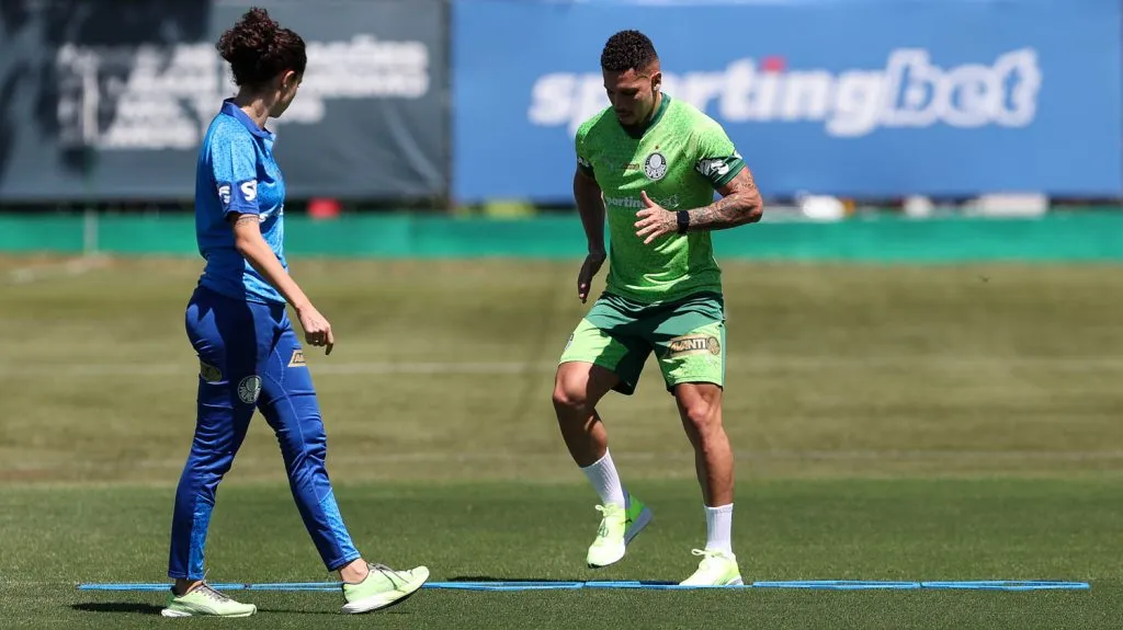 Paulinho treina no gramado da Academia