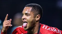 Vitor Roque comemorando gol pelo Athletico contra o Alviverde.