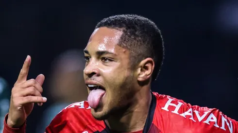 Vitor Roque comemorando gol pelo Athletico contra o Alviverde.