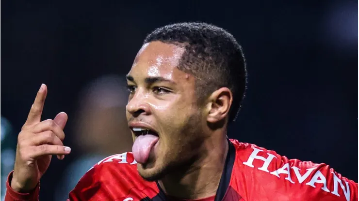 Vitor Roque comemorando gol pelo Athletico contra o Alviverde.