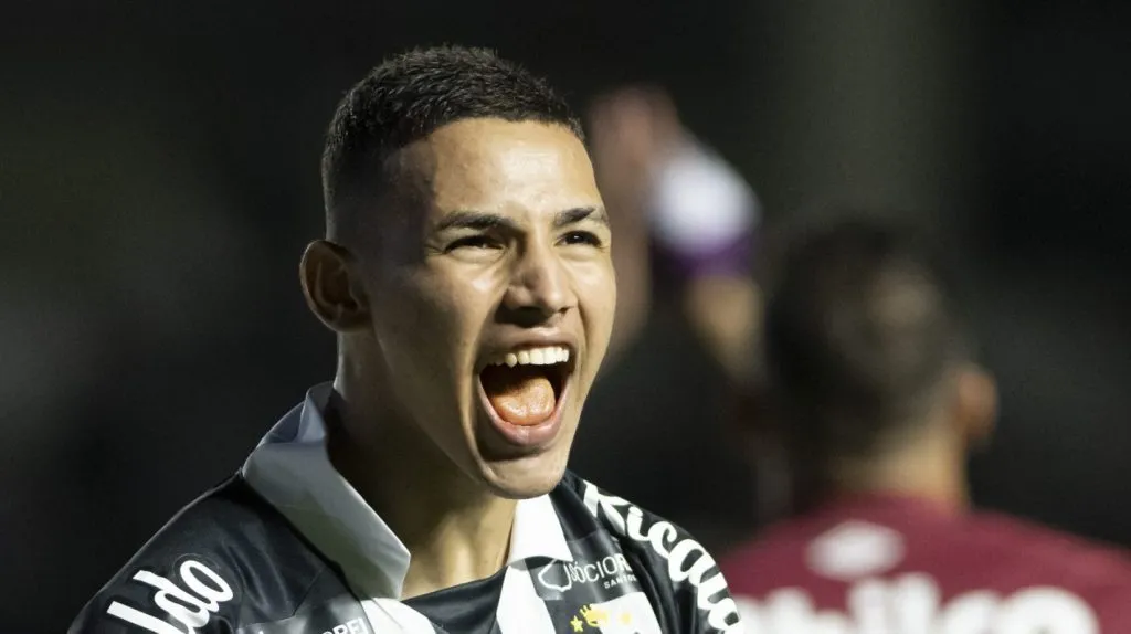 RJ – RIO DE JANEIRO – 14/05/2023 – BRASILEIRO A 2023, VASCO X SANTOS – Deivid Washington jogador do Santos comemora vitoria apos a partida contra o Vasco no estadio Sao Januario pelo campeonato BRASILEIRO A 2023. Foto: Jorge Rodrigues/AGIF