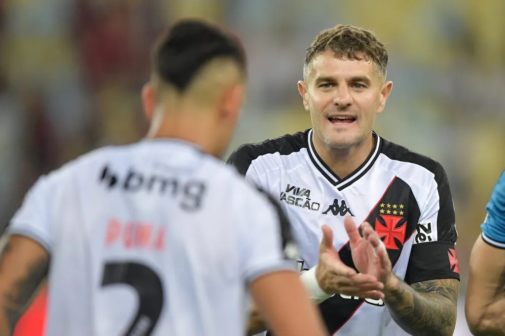 Vegetti, do Vasco, durante partida contra o Flamengo no Maracanã pelo Campeonato Carioca 2025. Foto: Thiago Ribeiro / AGIF