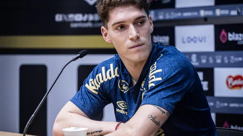 Rollheiser em entrevista coletiva na apresentação ao Santos - Fotos: Raul Baretta/ Santos FC.