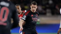 Jogadores de Benfica e Monaco dividem boa em partida da Champions League. Foto: Nderim Kaceli / Alamy Stock Photo