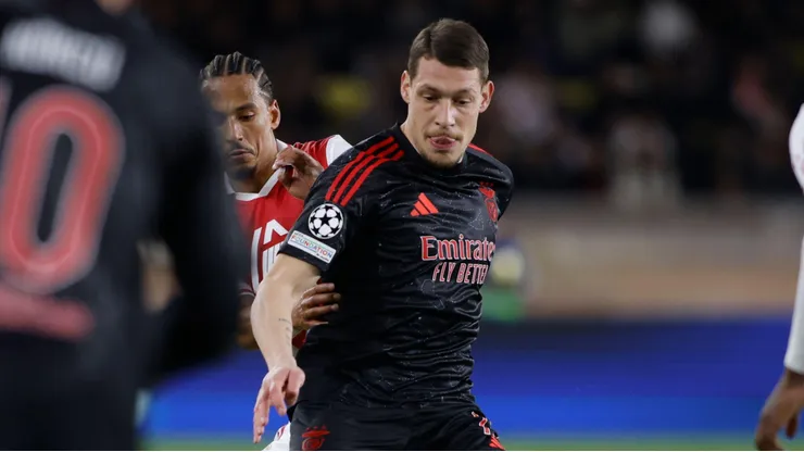 Jogadores de Benfica e Monaco dividem boa em partida da Champions League. Foto: Nderim Kaceli / Alamy Stock Photo