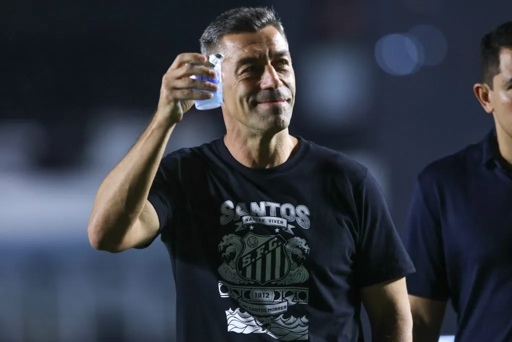 SP – SANTOS – 16/02/2025 – PAULISTA 2025, SANTOS X AGUA SANTA – Pedro Caixinha tecnico do Santos antes da partida contra o Agua Santa no estadio Vila Belmiro pelo campeonato Paulista 2025. Foto: Reinaldo Campos/AGIF