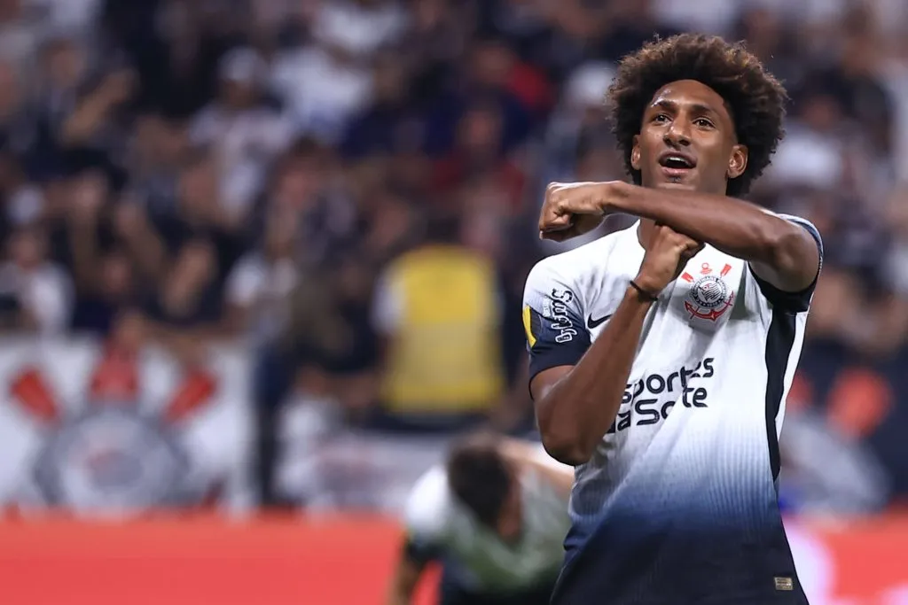 Talles Magno jogador do Corinthians comemora seu gol – Foto: Marcello Zambrana/AGIF