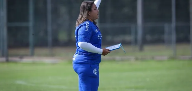 Thaissan Passos, treinadora das Gurias Gremistas comanda treino no Complexo da Ulbra, em Canoas. Foto: Caroline Motta/GRÊMIO FBPA