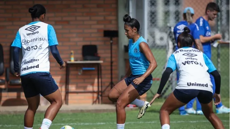 Elenco das Gurias Gremistas treinam no Complexo da Ulbra, em Canoas, em atividades da Pré-temporada 2025 e foco na estreia da Supercopa