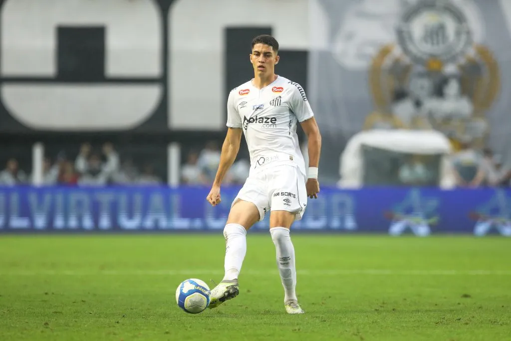 SP – SANTOS – 15/09/2024 – BRASILEIRO B 2024, SANTOS X AMERICA-MG – Jair Cunha jogador do Santos durante partida contra o America-MG no estadio Vila Belmiro pelo campeonato Brasileiro B 2024. Foto: Reinaldo Campos/AGIF